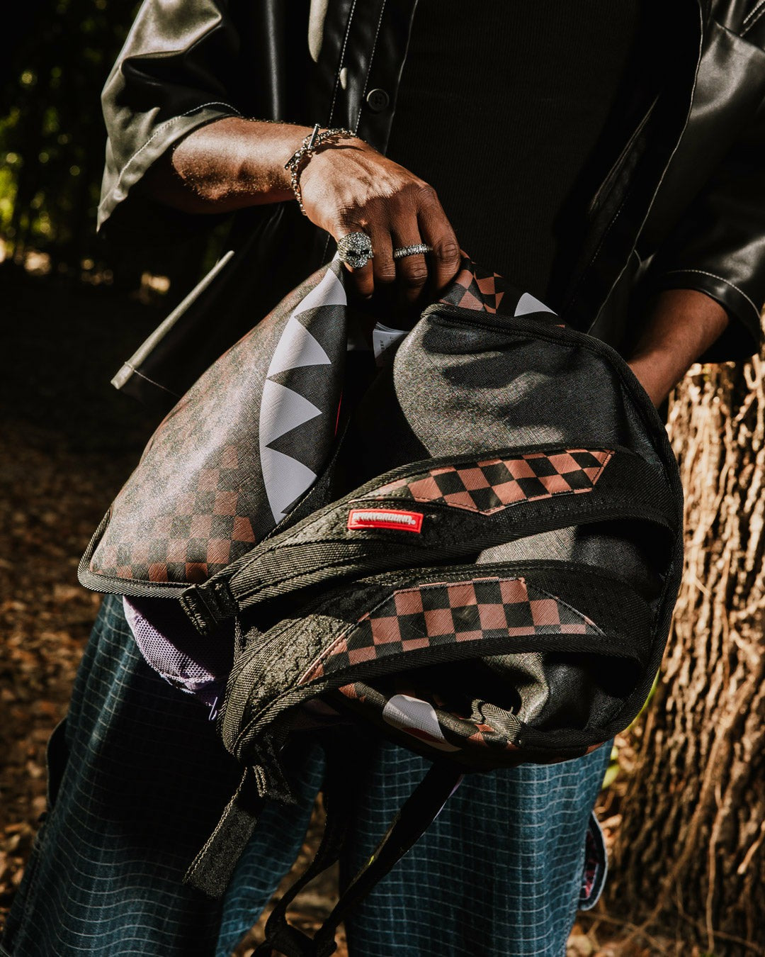 Sprayground NOOO WAY!!! A REVERSIBLE BACKPACK - PURPLE VELOUR TO OG SHARKS IN PARI